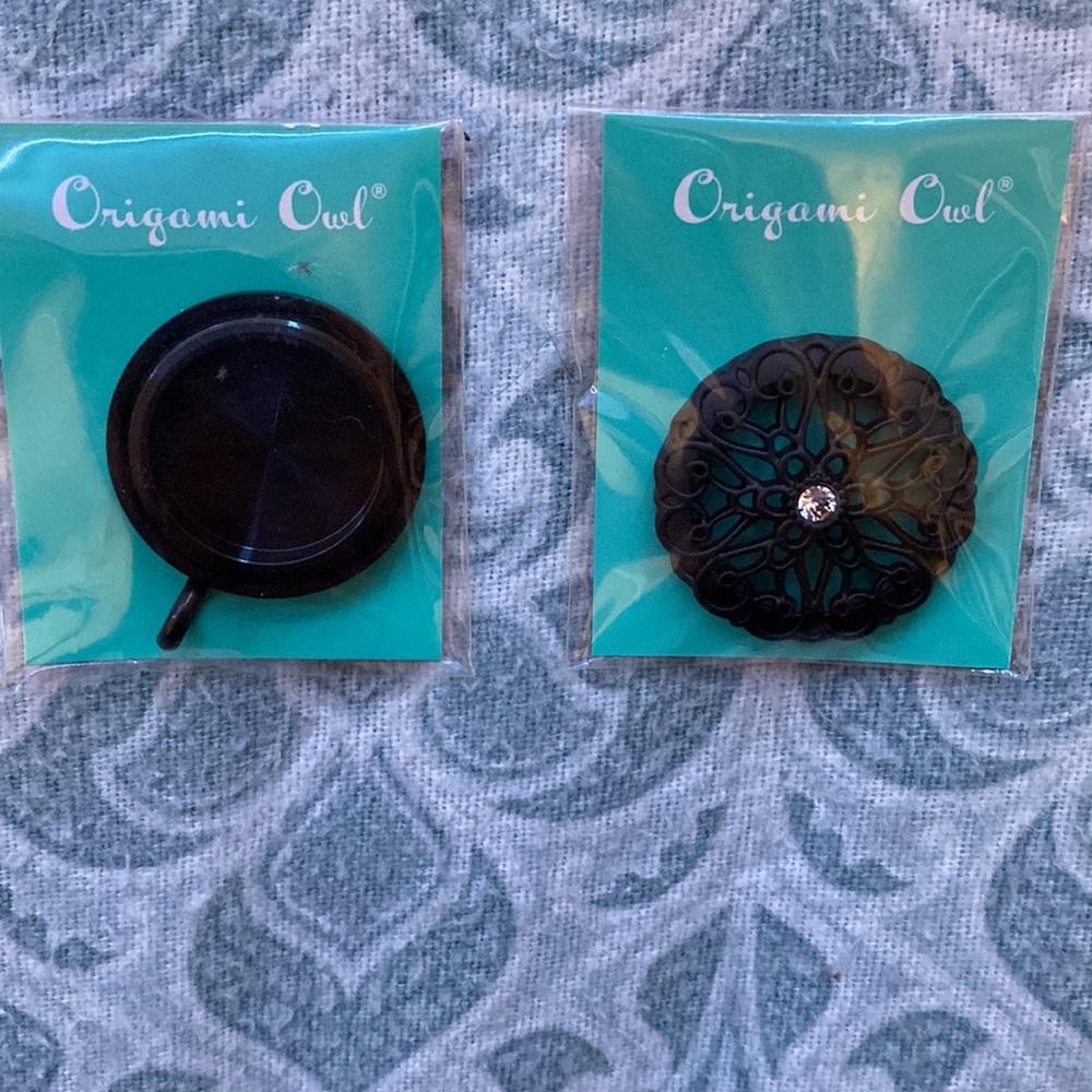 Origami owl. Medium black twist face and base